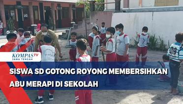 Siswa SD Gotong Royong Membersihkan Abu Merapi di Sekolah