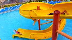 Bermain Air & Perosotan Mainan Anak Berenang di Water slide Kolam Renang Fun Kids Water Park