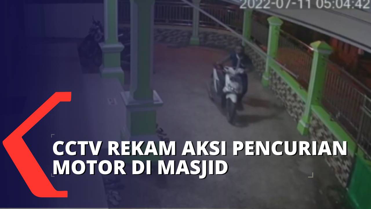 Cctv Rekam Aksi Dua Pelaku Pencuri Gasak Motor Di Masjid Kompas Tv Vidio 1730