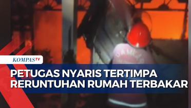 Petugas Nyaris Tertimpa Reruntuhan Rumah saat Padamkan Rumah Terbakar di Cirebon