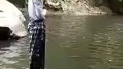 orang sholat di air (gokil)