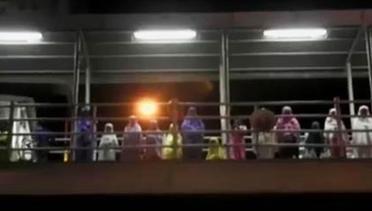 VIDEO: Minim Tempat Ibadah, Warga Salat Tarawih di Jembatan