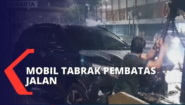 Diduga Sopir Mengantuk, Mobil Tabrak Pembatas Jalan di Jakarta Timur