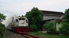 Kereta Api Indonesia Lokomotif CC 201 83 20 Rangkaian KA BRANTAS