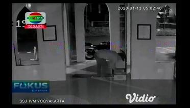 Pencuri Uang Amal Masjid Tertangkap CCTV
