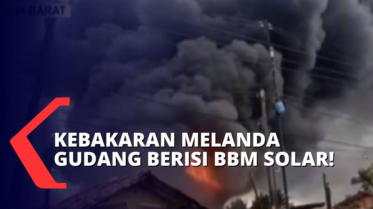 Asap Hitam Tebal Membumbung Tinggi Akibat Kebakaran Gudang Solar di
