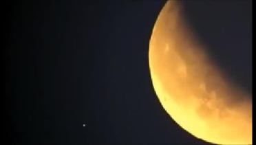 Video Penampakan Benda Misterius Terbang Saat Gerhana Bulan, UFO?