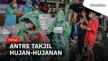 Pembagian Takjil gratis, warga Jakarta rela mengantre hujan-hujanan