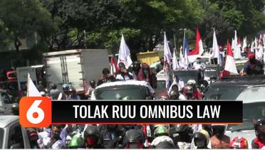 Ribuan Buruh Serang Menuju DPR Tolak Pengesahan RUU Omnibus Law