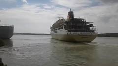 Detik Detik Menegangkan 12 Anak Papua terjun dari atas kapal