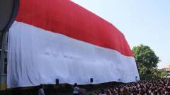 Sambut HUT RI ke-73, Puluhan Warga Sidoarjo Kibarkan Bendera Merah Putih Raksasa - Liputan6 Pagi