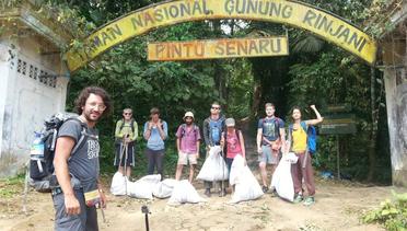 Salut, Para Turis Ini Punguti Sampah di Gunung Rinjani
