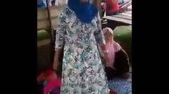 nyanyian nenek berhijab biru ini bikin netizen melongo
