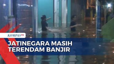 Banjir di Wilayah Jakarta: Warga Jatinegara Terobos Genangan AIr untuk Cari Kebutuhan Makan!
