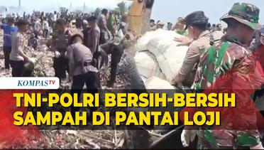 Potret Kompak TNI-Polri Turun Bersama Bersih-bersih Sampah di Pantai Loji