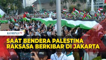 Saat Massa Aksi Bentangkan Bendera Palestina Raksasa di Patung Kuda
