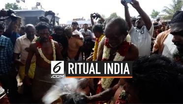 Ritual Pecahkan Kelapa dengan Kepala di India