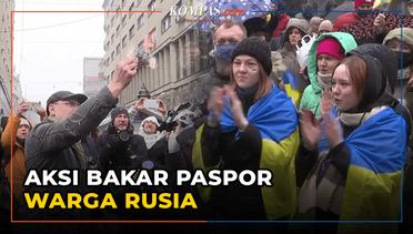 Aksi Seorang Warga Rusia Bakar Paspor Dalam Demo Tolak Invasi Ukraina