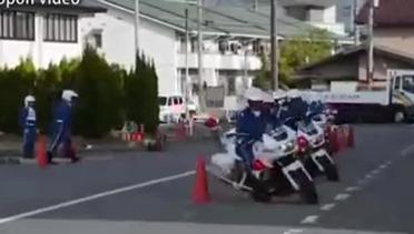 Aksi Keren Polisi Jepang Lakukan 'Akrobat' Motor Gede