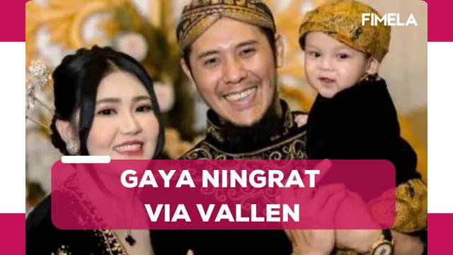 6 Gaya Ningrat Via Vallen Berkebaya Adat Jawa Saat Gelar Tedak Siten Anak Pertama