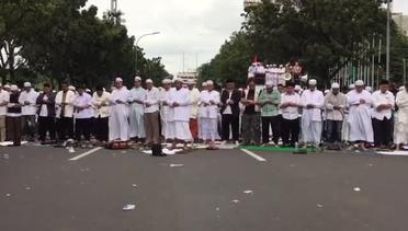 ANTARANEWS - Massa ormas Islam shalat ashar di depan Balai Kota