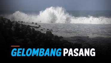Gelombang Pasang Menerjang Pantai di Kulon Progo