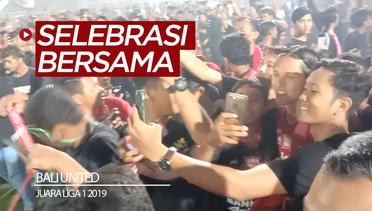 Selebrasi Suporter Bersama Pemain Bali United