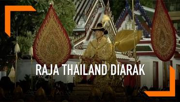 Raja Baru Thailand Diarak Memakai Tandu Berlapis Emas