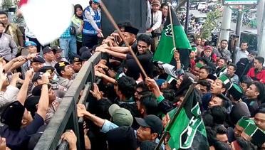 Demo HMI di DPRD Kota Malang, Lompat Pagar sampai Blokade Jalan