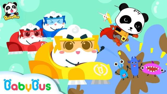 Bayi Panda Bermain Dengan Boneka Kotor