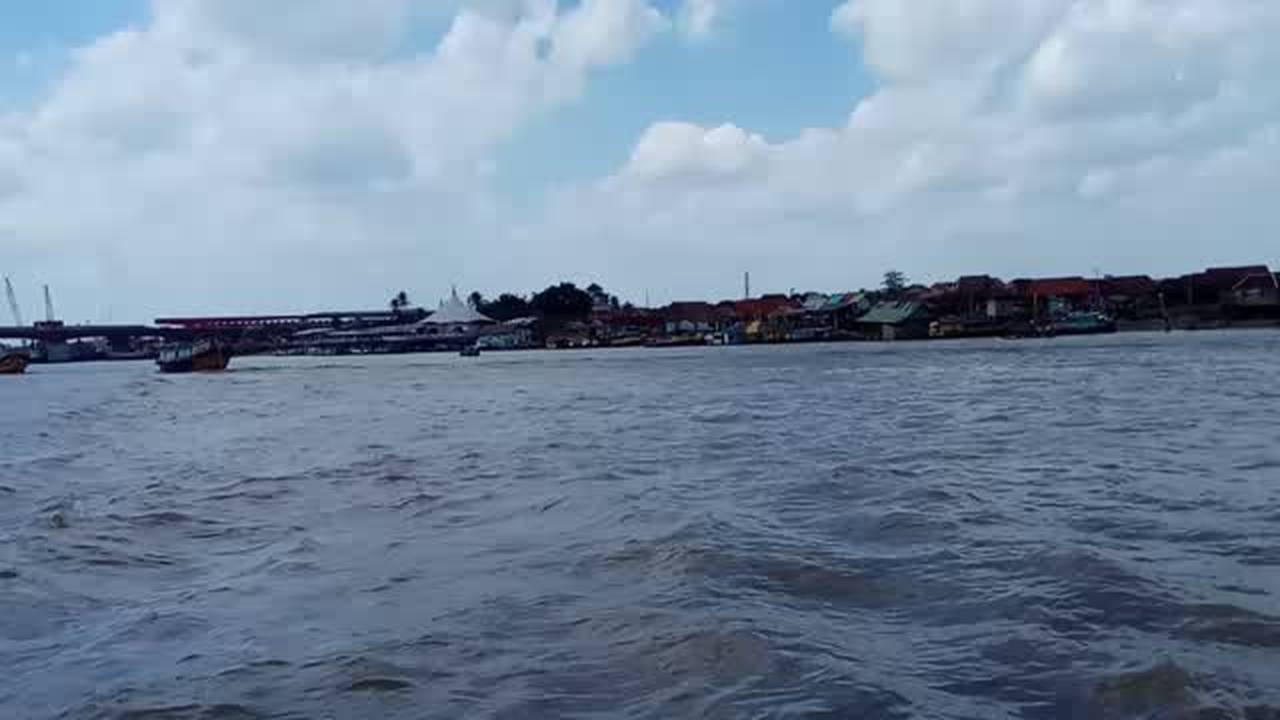 Padatnya Aktifitas Di Perairan Sungai Musi Palembang Nefryu Vidio