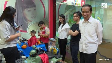 Jokowi Mengantar Sang Cucu Potong Rambut di Mall