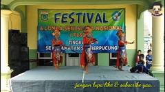 festival seni tari tradisional " tari sapu jagat " oleh siswi SD di kecamatan sumberpucung