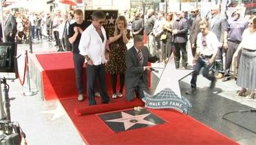 Simon Cowell Dianugrahi Hollywood Walk of Fame