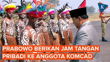 Momen Prabowo Berikan Jam Tangan Pribadinya ke Anggota Komcad