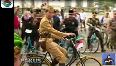 Aksi Jokowi Bersepeda di Bandung Kenakan Baju Pejuang - Fokus