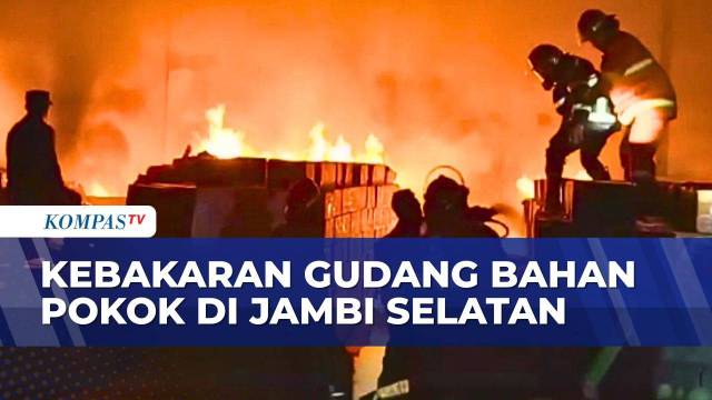 Usaha Padamkan Kebakaran Gudang Bahan Pokok di Jambi, 9 Armada Damkar Dikerahkan Semalaman