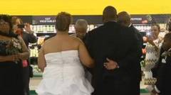 Unik, Sepasang Kekasih Menikah Saat Thanksgiving Di Supermarket