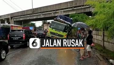 Jalan Rusak di Pasir Gombong Bekasi Truk Terguling dan Patah As