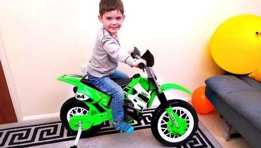 Naik Sepeda Motor Hijau Besar Ulasan Mainan yang Dimiliki Anak-anak