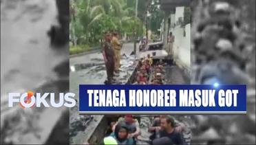 Indonesia Viral: Puluhan Tenaga Honorer di Jelambar Berendam di Got - Fokus