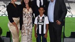 Ronaldo & Keluarga Pamer Foto di Markas Juventus