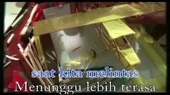 Ebiet G Ade - Tatkala Letih Menunggu (Karaoke Video)