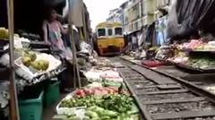 Pedagang Pasar Dibuat Kocar-kacir Saat Kereta Datang