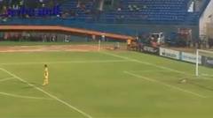 Kucing masuk lapangan dan berbaring didepan gawang saat laga Persela VS Borneo FC