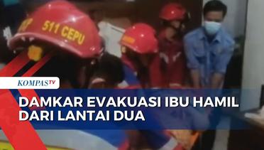 Dramatis, Petugas Sudin Damkar Jakarta Timur Evakuasi Ibu Hamil dari Lantai 2