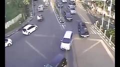 Terjadi Kecelakaan Tunggal Sepeda Motor di Jalan Simp Sudirman Medan Terekam CCTV Pemantau