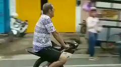 Heboh Netizen di kejutkan Dengan seorang kakek tua yg mengendarai motor roda satu