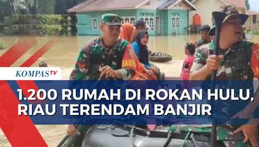 Personel TNI Bagikan Bantuan Makanan pada Korban Banjir di Rokan Hulu, Riau