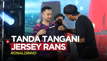 Legenda Timnas Brasil dan Barcelona, Ronaldinho Bubuhkan Tanda Tangan di Jersey Terbaru RANS Nusantara FC